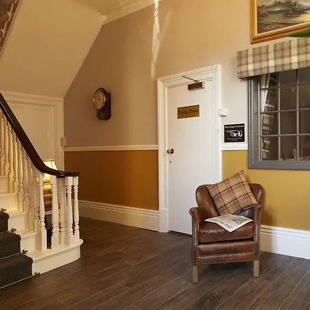 Ashburton House - 4*