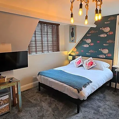 Ashburton House - 4*